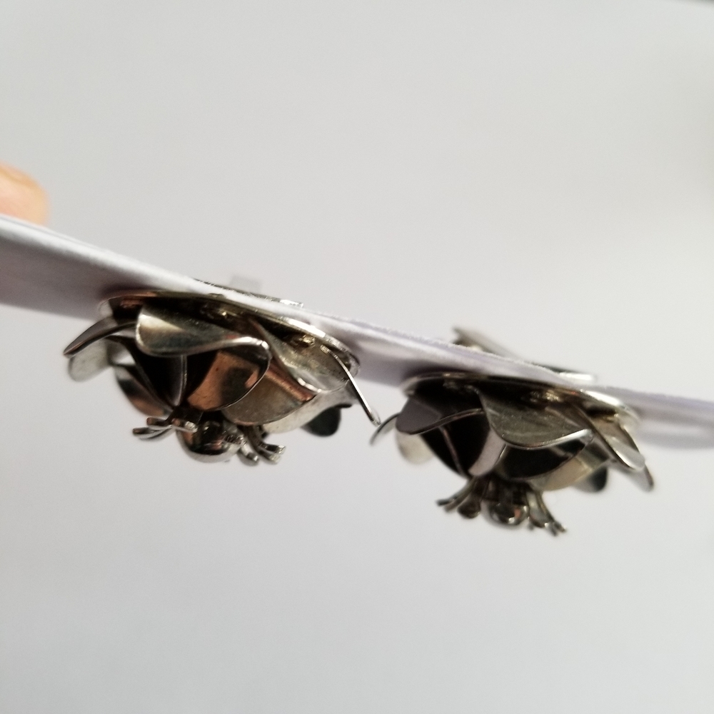 Vintage earrings flower clip on silver tone pinwheel floral chunky propeller - Picture 11 of 13
